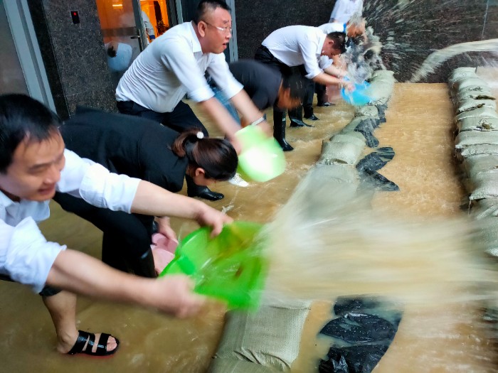 抗洪抢险—让我们牢记这份并肩战斗的温暖3.jpg